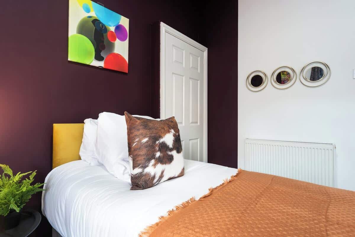 5 bedrooms, iron/ironing board, WiFi, bed sheets