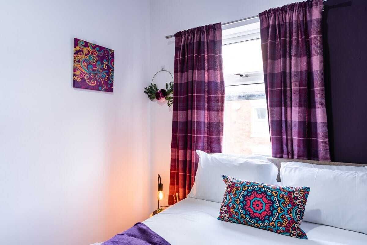 5 habitaciones, tabla de planchar con plancha, wifi y ropa de cama 