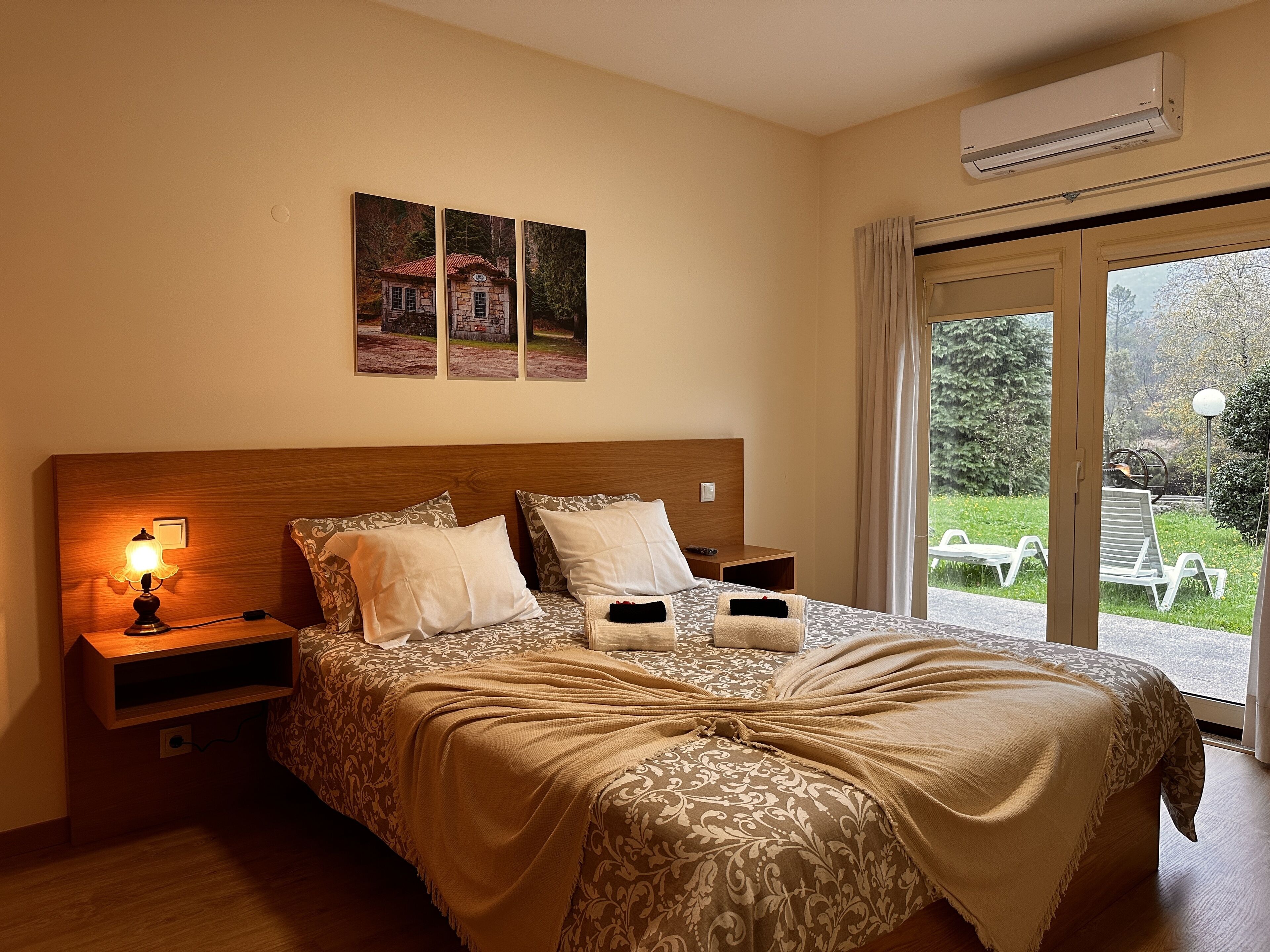 ميني بار وستائر تعتيم وتجهيزات عازلة للصوت وواي فاي مجانًا