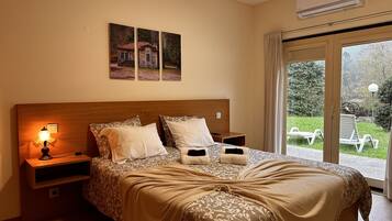 Habitació doble estàndard, vistes al jardí | 1 dormitori, minibar, cortines opaques i habitacions insonoritzades