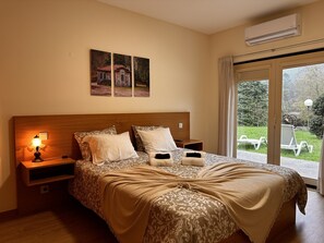 Chambre Standard double, vue sur le jardin | 1 chambre, minibar, rideaux d’obscurcissement, système d’insonorisation