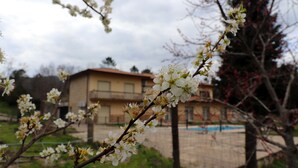 Un bâtiment doté d’un balcon, d’une piscine et d’une clôture en arrière-plan.