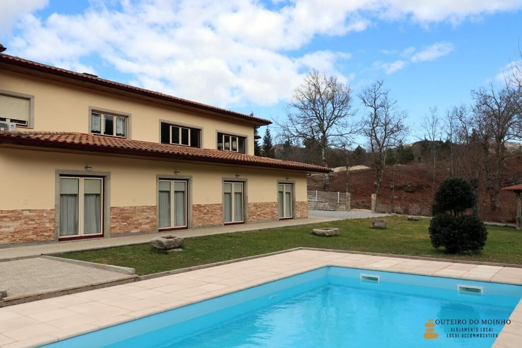 Außenpool (je nach Saison geöffnet), Liegestühle