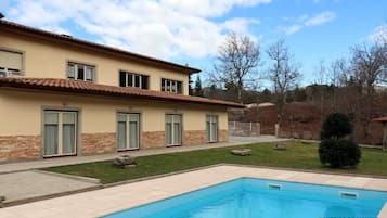 Piscina a l'aire lliure de temporada (horari: 10:00-20:00) i gandules