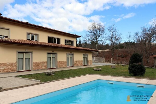 Piscine extérieure en saison, chaises longues