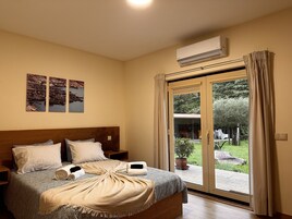 Family Room | Minibar, blackout drapes, soundproofing, free WiFi