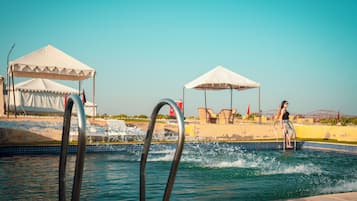 Una piscina al aire libre de temporada