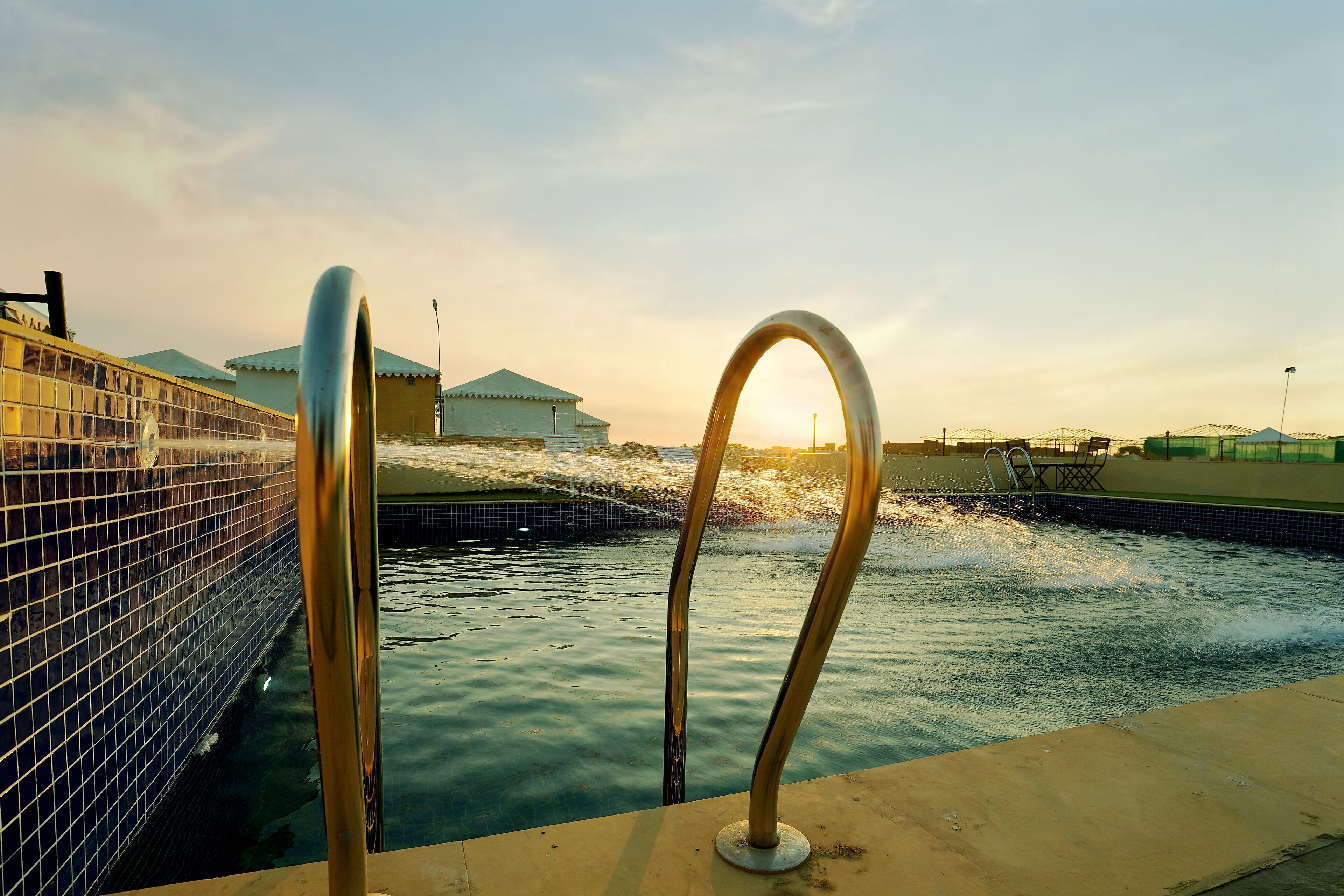 季节性开放的室外游泳池