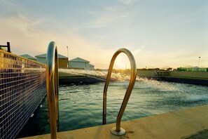 Een seizoensgebonden buitenzwembad