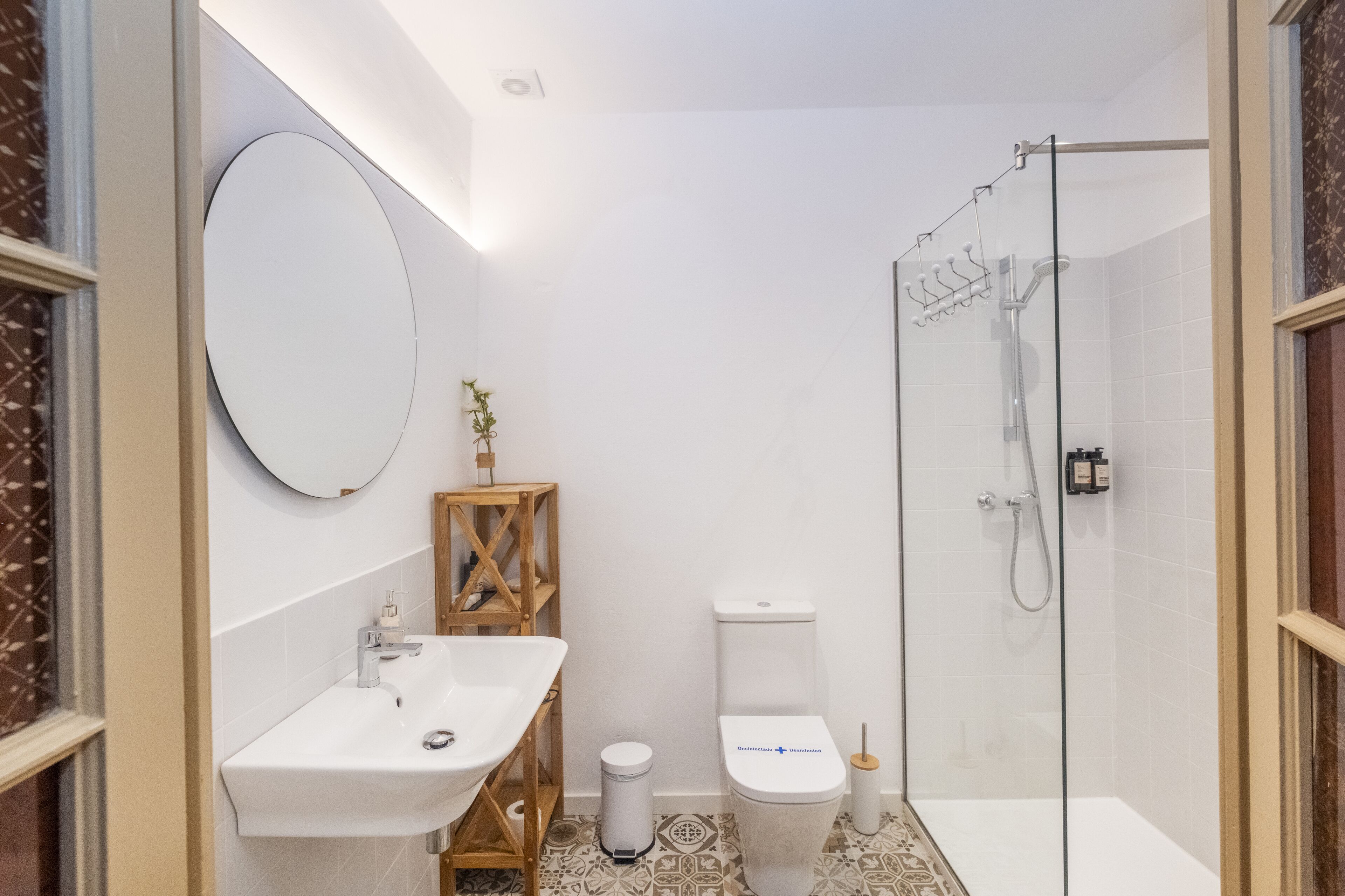 Uma casa de banho moderna com lavatório, sanita e cabine de duche em vidro.