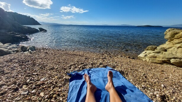 Une plage de galets, sous un ciel bleu et dégagé.