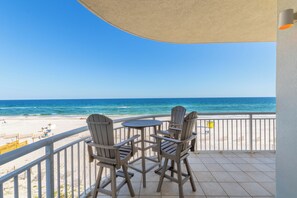 Condo com design assinado, 4 quartos, sacada, vista para o oceano | Sacada