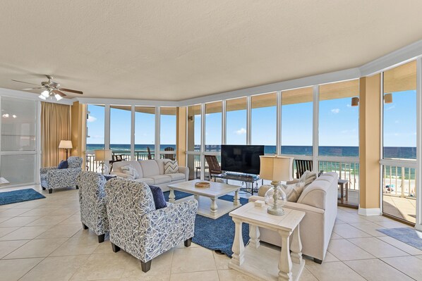 Condo com design assinado, 4 quartos, sacada, vista para o oceano | Sala de estar | Smart TV 55 polegadas com canais a cabo, TV