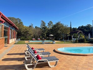 2 outdoor pools, pool umbrellas, sun loungers -  Chácara Bora Bora (São Bento do Sapucaí)