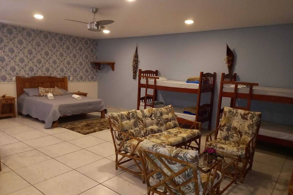Une chambre avec un lit, un bureau et un lit superposé.