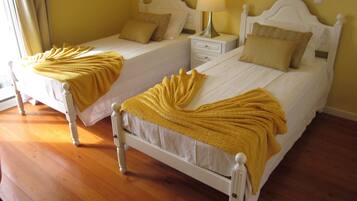 3 chambres, bureau, fer et planche Ă repasser, lit parapluie