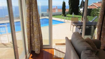 TV connectée, table de tennis de table, livres