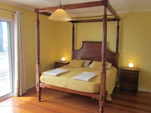 3 chambres, bureau, fer et planche à repasser, lit de bébé portatif