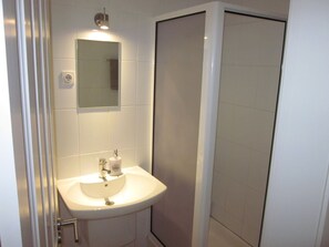 Sèche-cheveux, serviettes fournies, savon, papier toilette