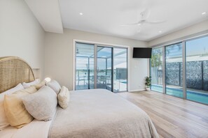 4 bedrooms, desk, travel cot, WiFi - PACIFIC HOUSE - LUXURY HOLIDAY HOME WITH OCEAN VIEWS (Crescent Head)