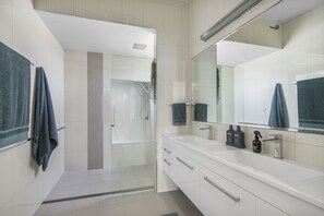 Douche, serviettes fournies