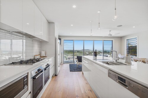 PACIFIC HOUSE - LUXURY HOLIDAY HOME WITH OCEAN VIEWS