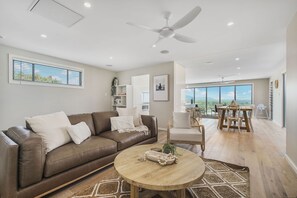 Smart TV - PACIFIC HOUSE - LUXURY HOLIDAY HOME WITH OCEAN VIEWS (Crescent Head)