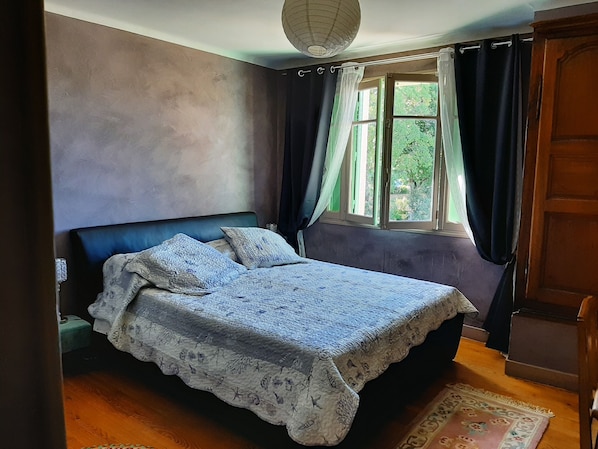 6 bedrooms, desk, iron/ironing board, travel cot