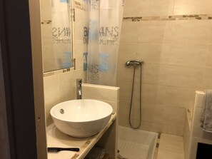 Sèche-cheveux, serviettes fournies, papier toilette