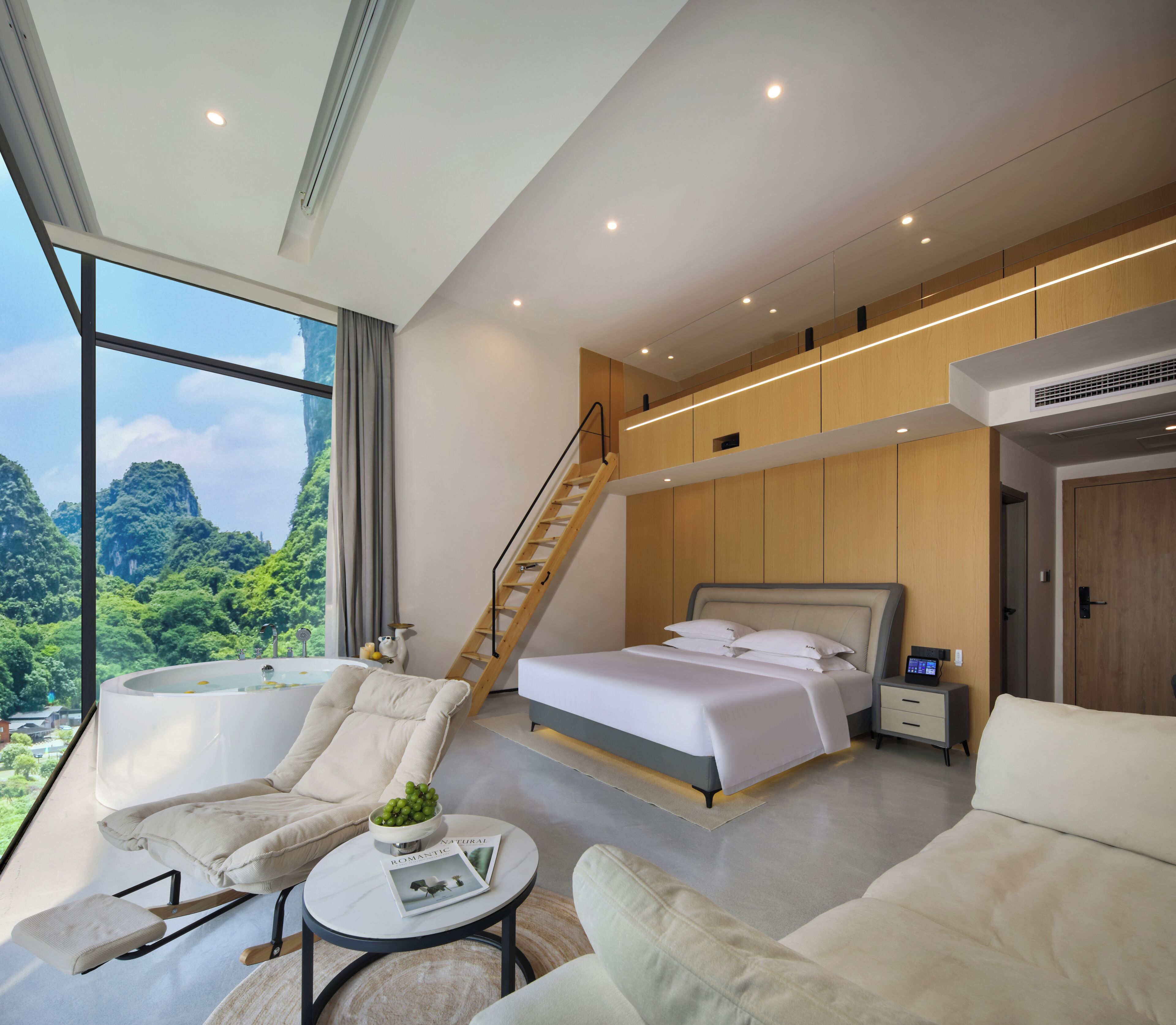Panoramic Mountain View Loft & Private Bath | 高級寢具、羽絨被、舒適加層、獨特裝潢