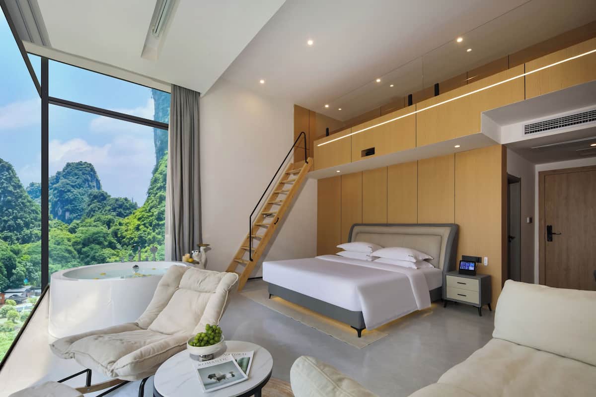 Panoramic Mountain View Loft & Private Bath | 高級寝具、羽毛の掛け布団、ピロートップベッド、遮光カーテン