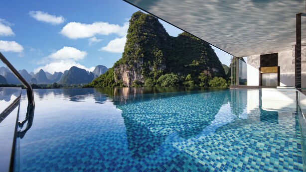 Vista despejada de una piscina con un paisaje montañoso al fondo.