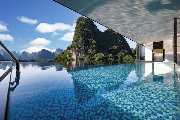 Una piscina al aire libre