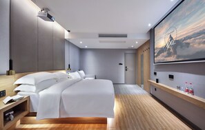 Cozy Smart King Room · Village Outlook | Peralatan tempat tidur premium, gebar bulu kapas, tilam berlapik 