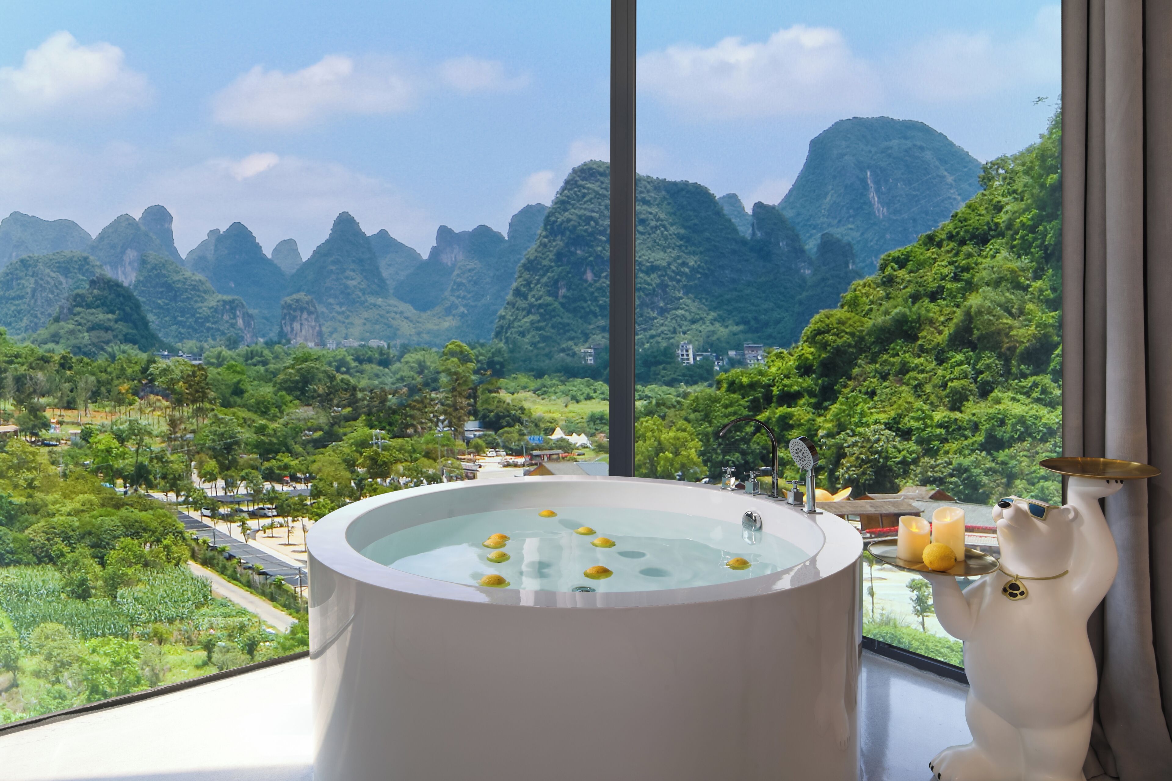 Panoramic Mountain View Loft & Private Bath
