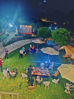 5 restaurantes; se sirven desayunos, almuerzos, cenas y cocina china 