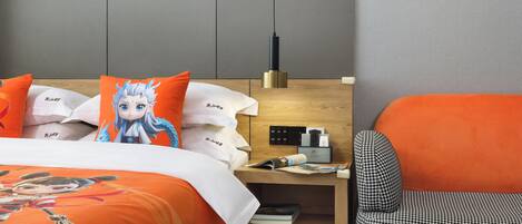 Et hotelværelse med en seng, et sengebord med lampe, en stol og et lille bord med et magasin.