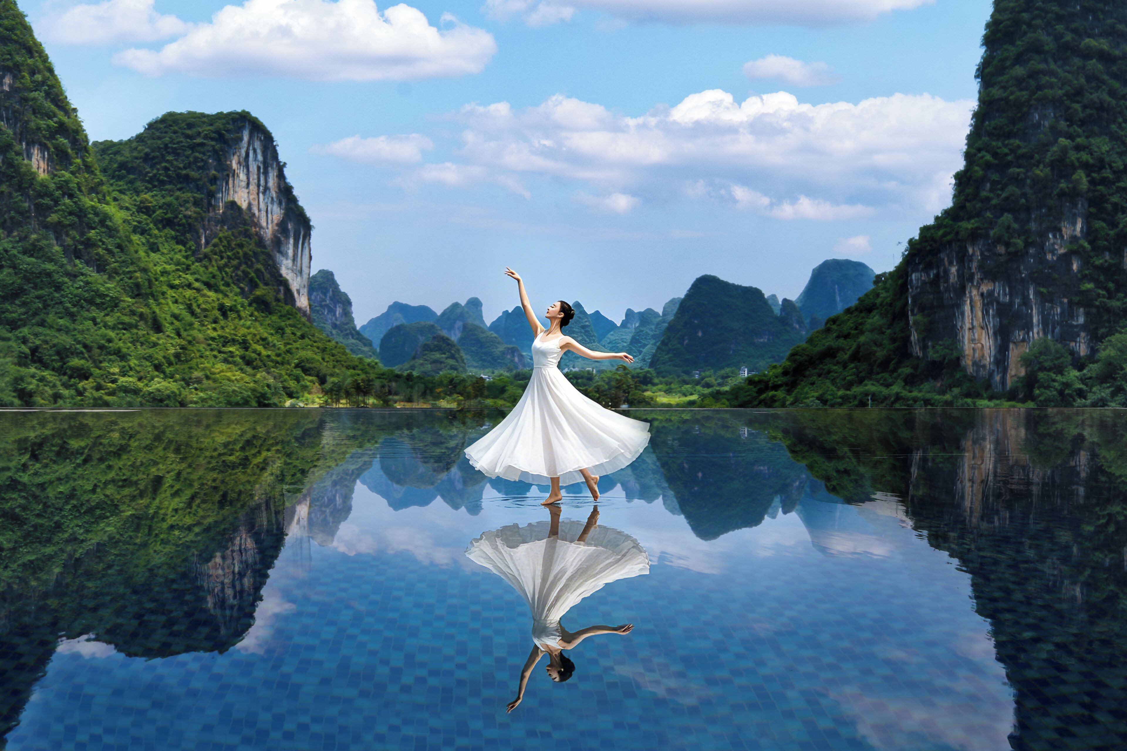 Hồ bơi sân thượng