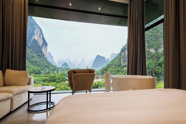 Panoramic Mountain View Loft & Private Bath | 高級寢具、羽絨被、舒適加層、獨特裝潢