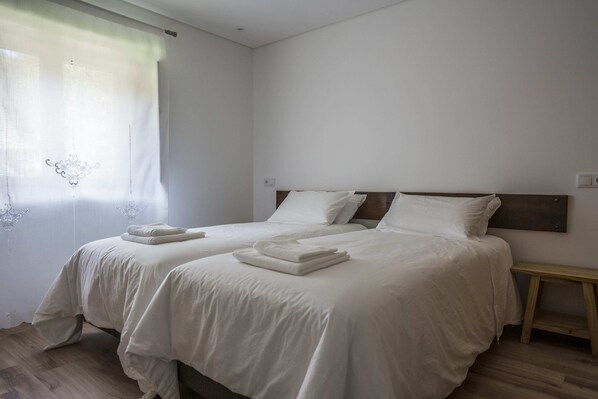 3 عدّة غرف نوم وسرير سفر وواي فاي مجانًا وملاءات أسرّة