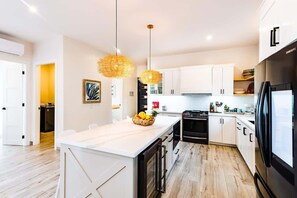 Køleskab, mikrobølgeovn, ovn, kogeplade