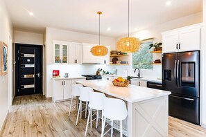 Kjøleskap, mikrobølgeovn, ovn og kokeplater