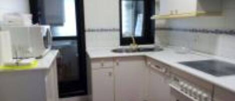 Jääkaappi, mikroaaltouuni, uuni, liesi