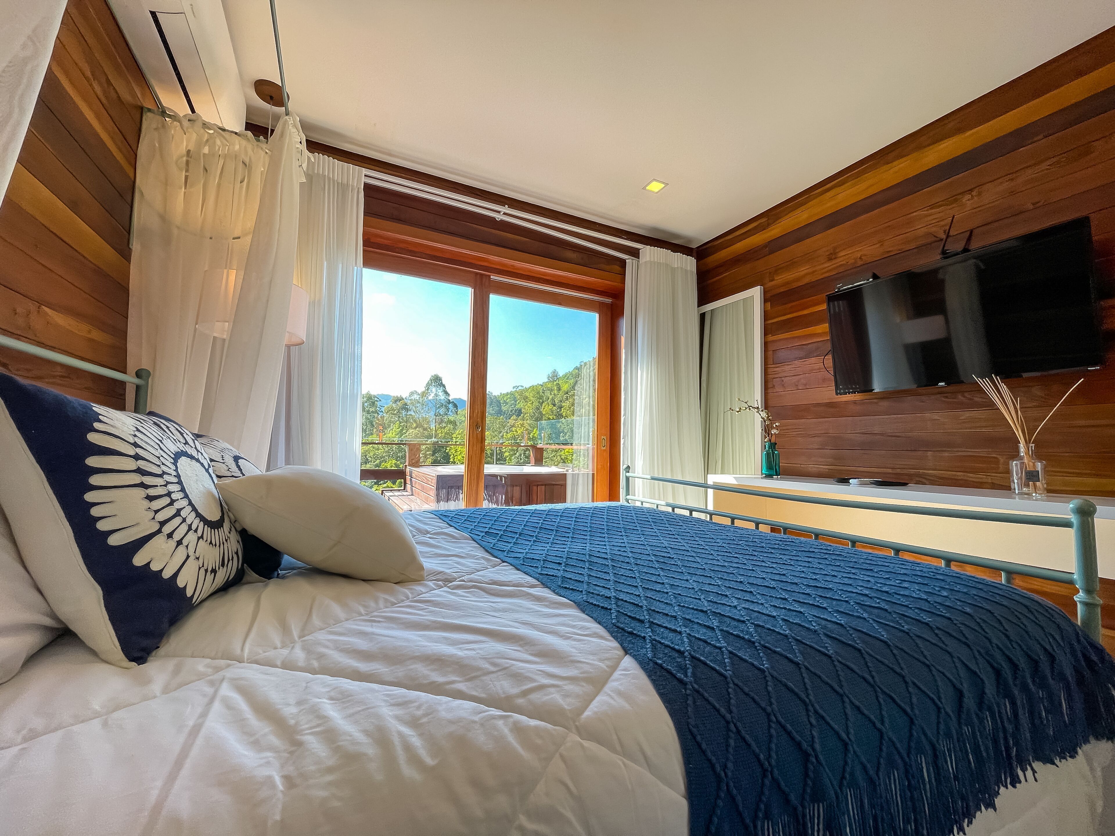 Ropa de cama de alta calidad, colchones Select Comfort y minibar 