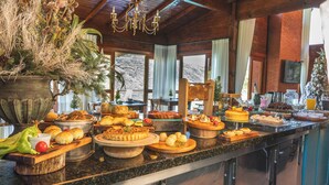 Ein reichhaltiges Buffet mit verschiedenen Speisen und einer großen Pflanze im Topf.