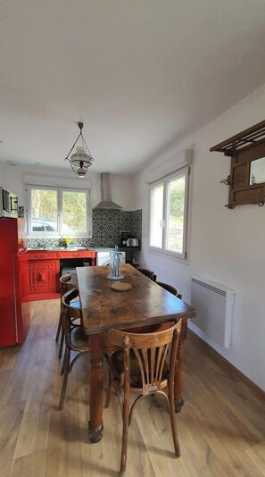 Dining - Cosy little house at the foot of the forest (Vaudeurs)