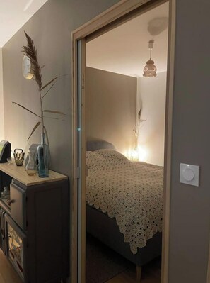 2 bedrooms, desk, iron/ironing board, free WiFi