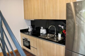 雪櫃、微波爐、焗爐、爐具