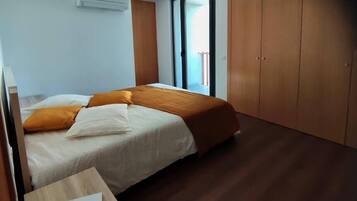 2 bedrooms, iron/ironing board, travel cot, WiFi