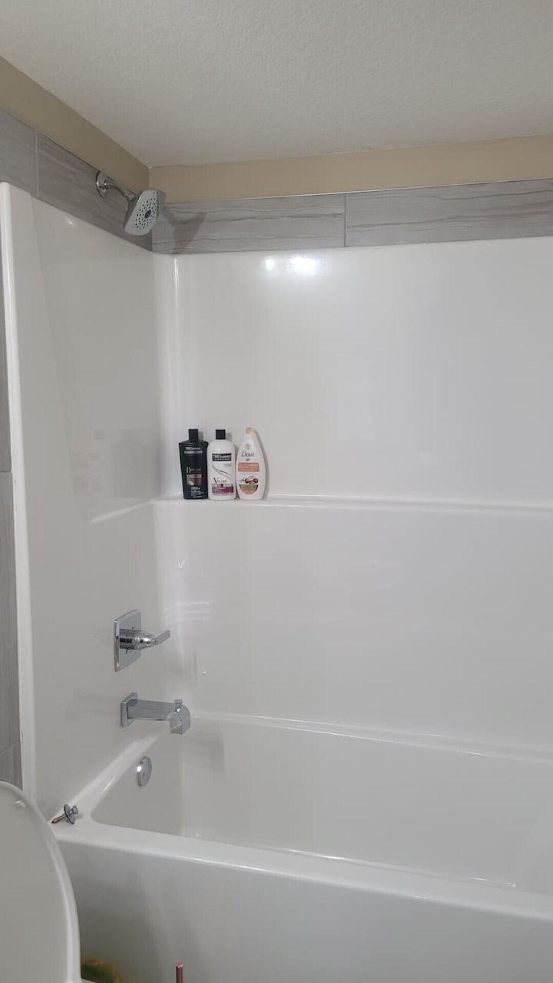 Ensemble baignoire-douche, séchoir à cheveux, serviettes fournies, savon